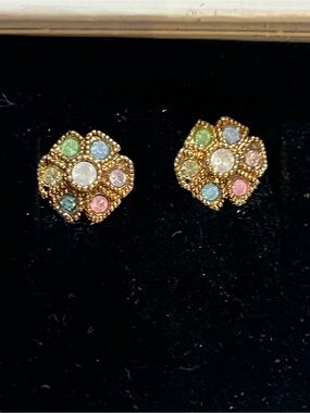 VINTAGE AVON GOLDTONE MULTI COLOR RHINESTONE PIERCED EARRINGS